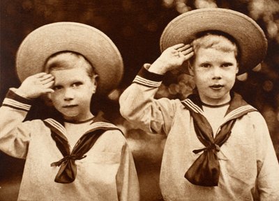 Il Duca di York e Re Edoardo VIII che salutano, c.1899 da English Photographer